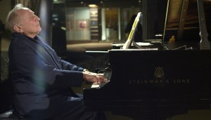 Seymour Bernstein performs for Ethan Hawke and friends in SEYMOUR: AN INTRODUCTION.  Photo courtesy of Ramsel Fendall. ©Risk Love LLC. Sundance Selects.