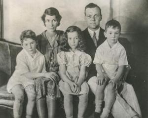 Dorothy Meserve Kunhardt with her husband Philip and three children. Photo: Kunhardt Family. Courtesy HBO.