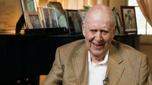 Ninety-five-year-old Carl Reiner celebrates his peers as host and prime subject of IF YOU'RE NOT IN THE OBIT, EAT BREAKFAST debuting on HBO. Photo courtesy HBO.