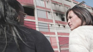 Detroit Prosecutor Kym Worthy and actress/ producer/advocate Mariska Hargitay confer during filming of I AM EVIDENCE. Photo courtesy HBO.